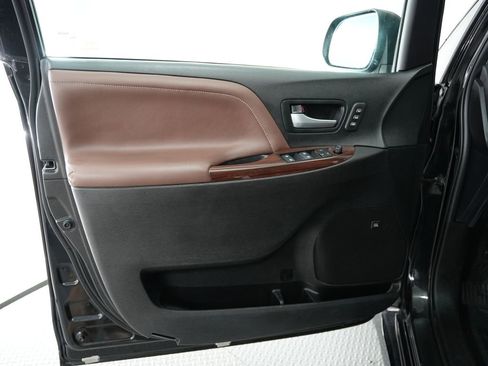 Used 2018 Toyota Sienna Limited Premium image 46