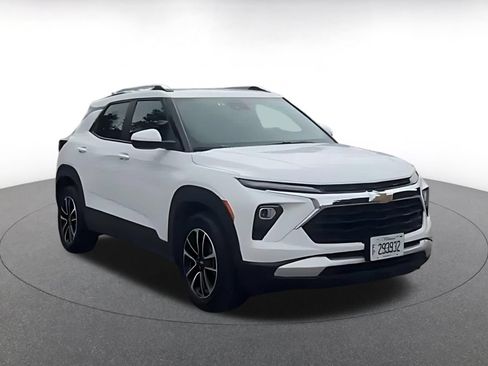 Used 2025 Chevrolet TrailBlazer LT FWD image 2