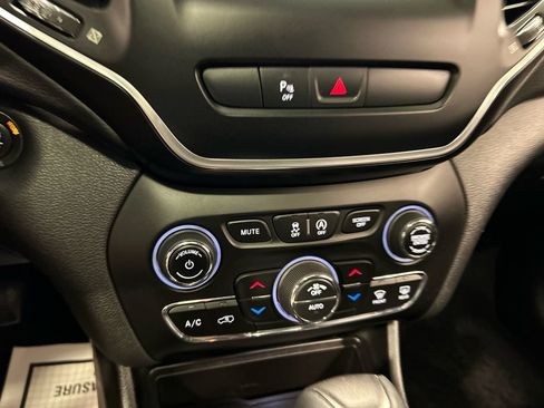 Used 2019 Jeep Cherokee Latitude Plus w/ Comfort/Convenience Group AWD/4WD image 25