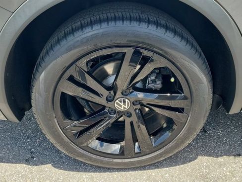 Certified 2023 Volkswagen Tiguan SE R-Line FWD image 5
