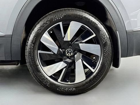 Certified 2025 Volkswagen Atlas Cross Sport SE AWD/4WD image 33