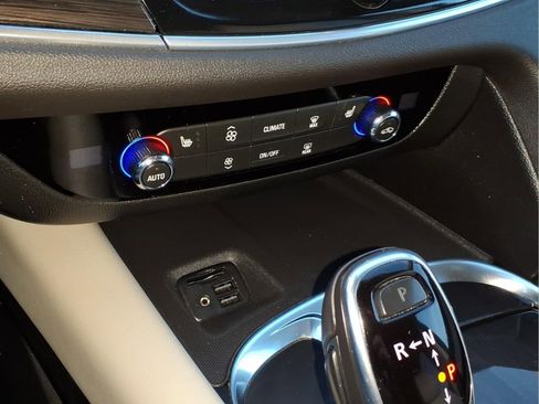 Used 2021 Buick Enclave Essence image 24