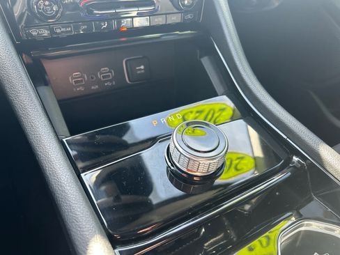 Used 2023 Jeep Grand Cherokee Laredo image 31