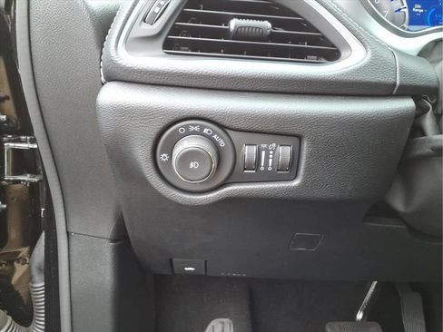 Used 2025 Chrysler Pacifica Limited FWD image 24