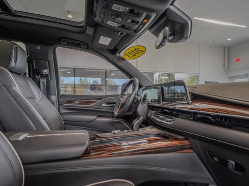 Used 2023 Cadillac Escalade Premium Luxury AWD/4WD image 17