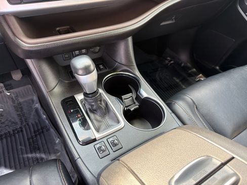Used 2018 Toyota Highlander XLE AWD/4WD image 21