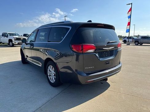 Used 2020 Chrysler Pacifica Touring-L FWD image 4