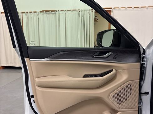 New 2025 Jeep Grand Cherokee L Limited image 17