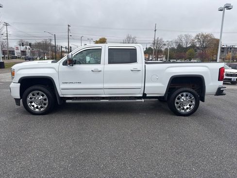 Used 2017 GMC Sierra 2500 Denali w/ Duramax Plus Package image 3