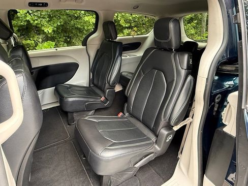 Used 2022 Chrysler Pacifica Touring-L FWD image 15