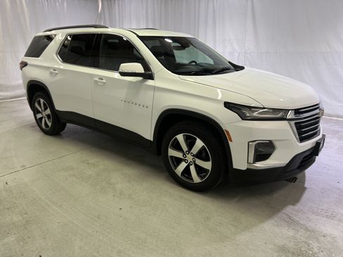 Used 2023 Chevrolet Traverse LT w/ LT Premium Package AWD/4WD image 2