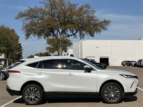 Certified 2024 Toyota Venza XLE image 3