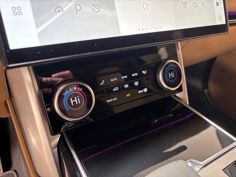 Used 2023 Land Rover Range Rover Long Wheelbase SE image 16