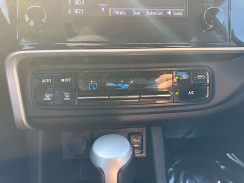 Used 2019 Toyota Corolla LE FWD image 17