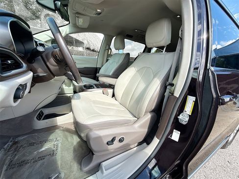 Used 2018 Chrysler Pacifica Touring-L image 23