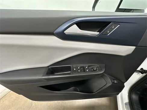 Certified 2022 Volkswagen Taos SE image 18