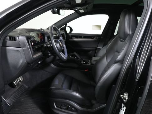 Used 2024 Porsche Cayenne Turbo AWD/4WD image 5