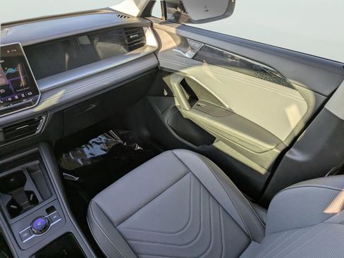 Certified 2025 Volkswagen Tiguan SE FWD image 15