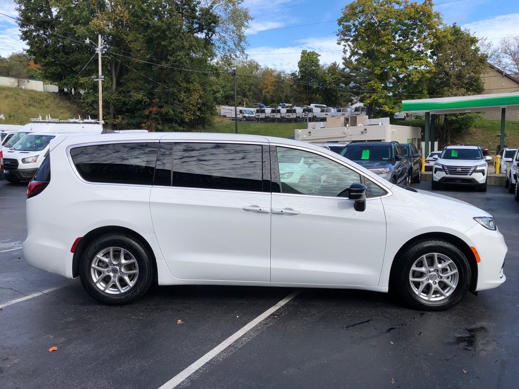 Used 2024 Chrysler Pacifica Touring-L FWD image 7