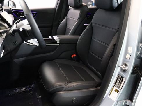 Used 2025 Mercedes-Benz GLC 300 4MATIC image 17