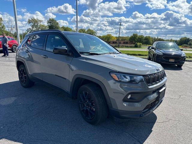 Used 2023 Jeep Compass Latitude w/ Sun and Sound Group AWD/4WD image 4