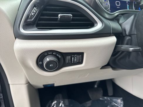 Used 2023 Chrysler Pacifica Touring-L FWD image 21