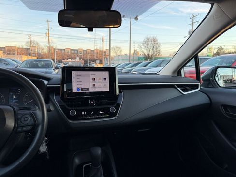 Used 2025 Toyota Corolla LE image 33