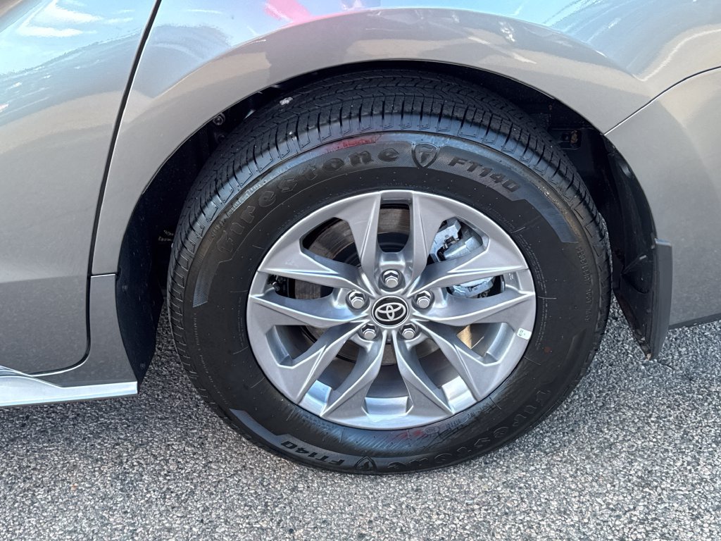 Used 2026 Toyota Sienna XLE AWD/4WD image 41