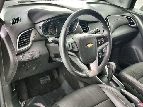 Used 2022 Chevrolet Trax LT w/ LT Convenience Package image 10