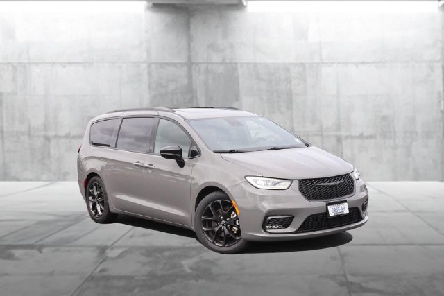 Used 2025 Chrysler Pacifica Limited FWD image 2
