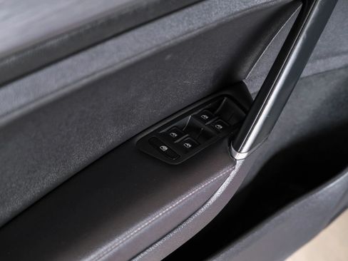Used 2019 Volkswagen Golf SE FWD image 38