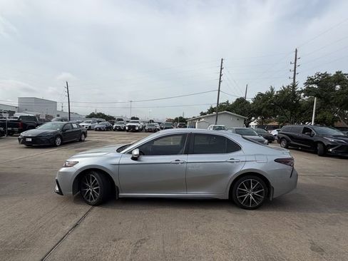 Used 2023 Toyota Camry SE FWD image 8