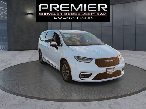 Used 2023 Chrysler Pacifica Limited w/ Uconnect Theater Family Group image 2