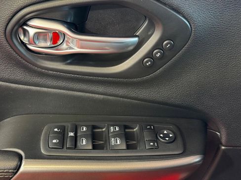 Used 2019 Jeep Cherokee Limited image 17