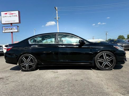 Used 2017 Honda Accord Touring image 3
