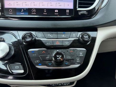 Used 2023 Chrysler Pacifica Touring-L FWD image 18