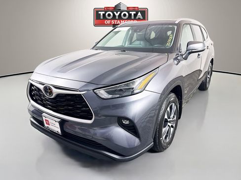 Certified 2025 Toyota Highlander image 3
