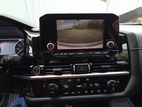 Used 2022 Nissan Pathfinder SV image 11