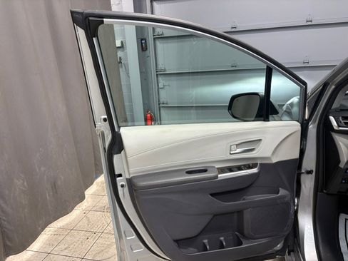 Used 2021 Toyota Sienna XLE image 9