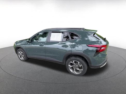 Used 2025 Chevrolet Trax LT w/ LT Convenience Package FWD image 9