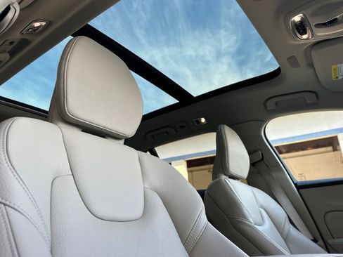 Used 2022 Volvo V60 T5 Cross Country w/ Advanced Package image 21