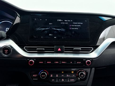 Used 2022 Kia Niro EX image 29