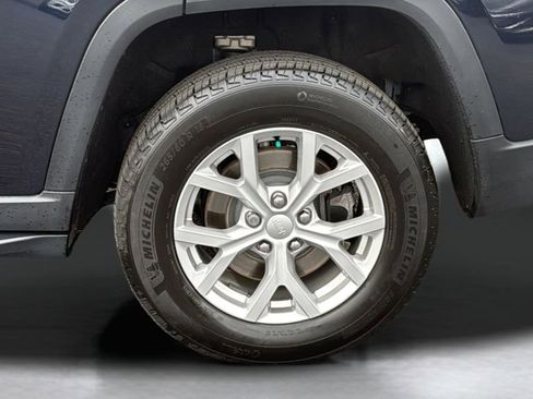 Used 2023 Jeep Grand Cherokee L Limited AWD/4WD image 23