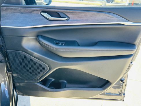 Used 2023 Jeep Grand Cherokee L Limited w/ Black Appearance Package image 36