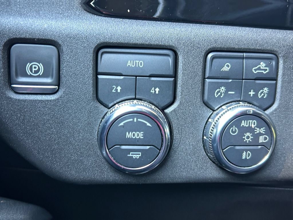 Used 2025 GMC Sierra 1500 SLT AWD/4WD image 29