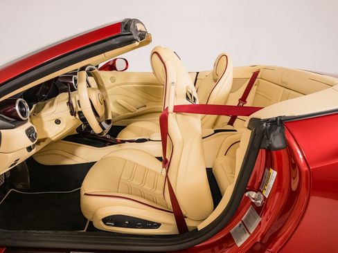 Used 2015 Ferrari California T RWD image 28