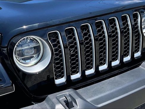 Used 2021 Jeep Wrangler Unlimited Sahara w/ Cold Weather Group AWD/4WD image 38