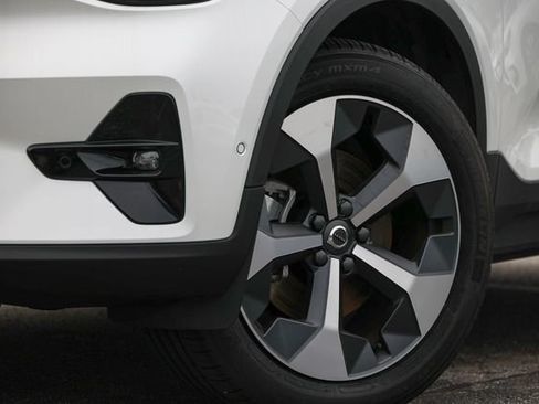Certified 2026 Volvo XC40 B5 Plus AWD/4WD image 19