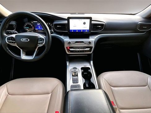 Used 2022 Ford Explorer XLT w/ Equipment Group 202A image 7