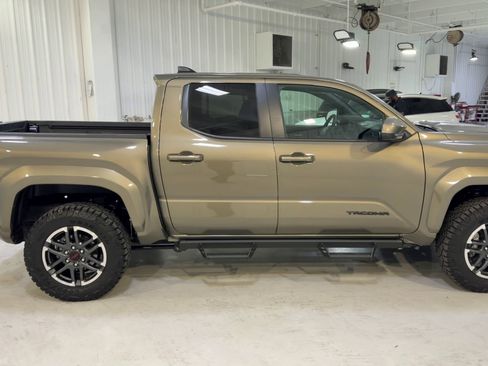 Used 2025 Toyota Tacoma TRD Sport AWD/4WD image 2